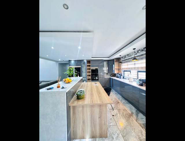 5 BEDROOM FREEHOLD FOR SALE IN ROCKDALE